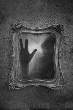150514117-concepto-de-terror-de-una-figura-fantasmal-atrapada-en-un-espejo-con-una-edición-grunge-borrosa-text