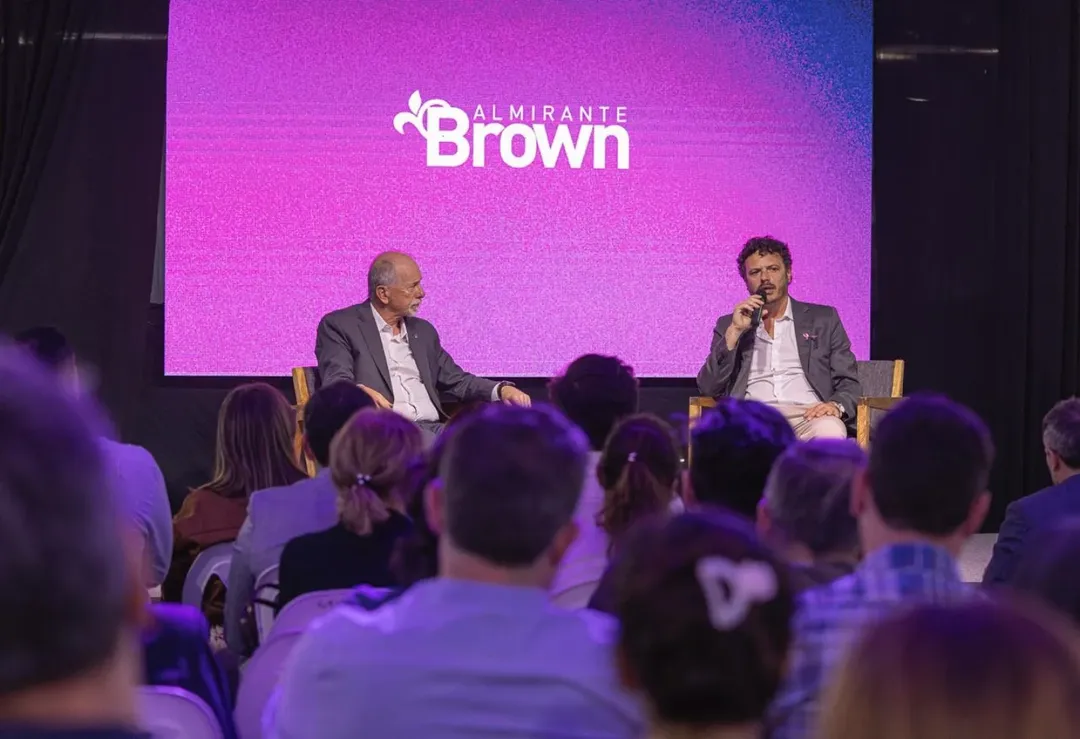 📚 FERIA INTERNACIONAL DEL LIBRO – ALMIRANTE BROWN 📖Hoy presentamos La Ciudad Inconclusa en la