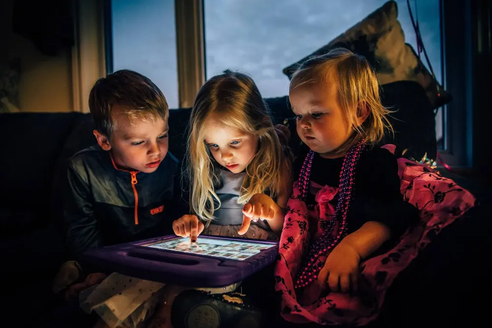 1579722018_archive_three_children_looking_at_a_tablet_computer_3536480_rz1617.5545491972