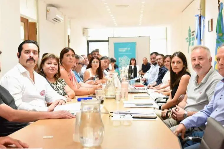 Kicillof, acorralado por sus propios gremios_docentes, estatales y judiciales exigen reabrir las paritarias mientras los salarios siguen perdiendo contra la inflación_2