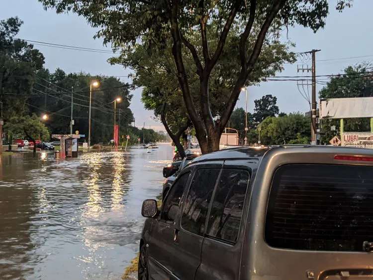 Temporal en el AMBA Calles convertidas en ríos, transporte interrumpido y autos flotando