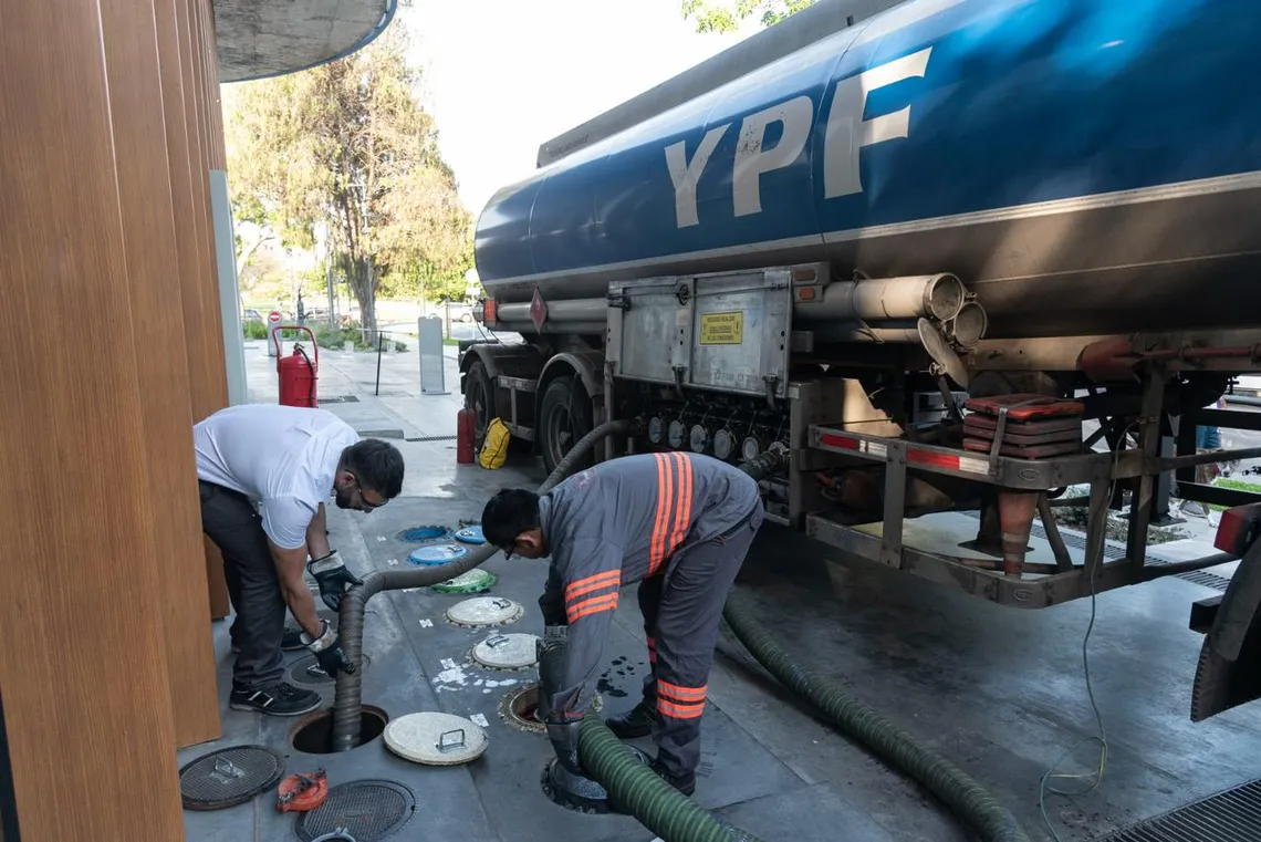 la-descarga-combustibles-las-estaciones-se-produjo-luego-que-el-gobierno-nacional-anuncio-el-desembolso-80-millones-dolares-la-compra-al-exterior-10-buques