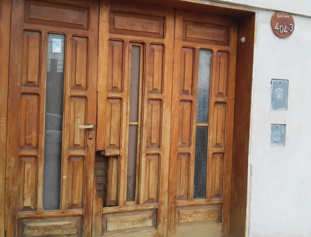 la-puerta-la-casa-donde-se-introdujeron-los-delincuentes-exhibe-las-huellas-del-violento-asalto-foto-sebastian-s-meccia