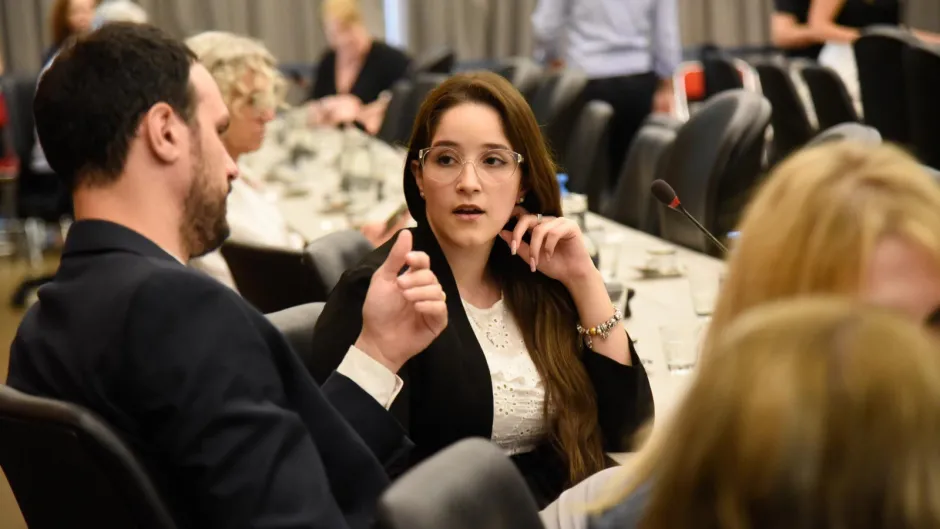 65afe37d3ab4d_940_529!