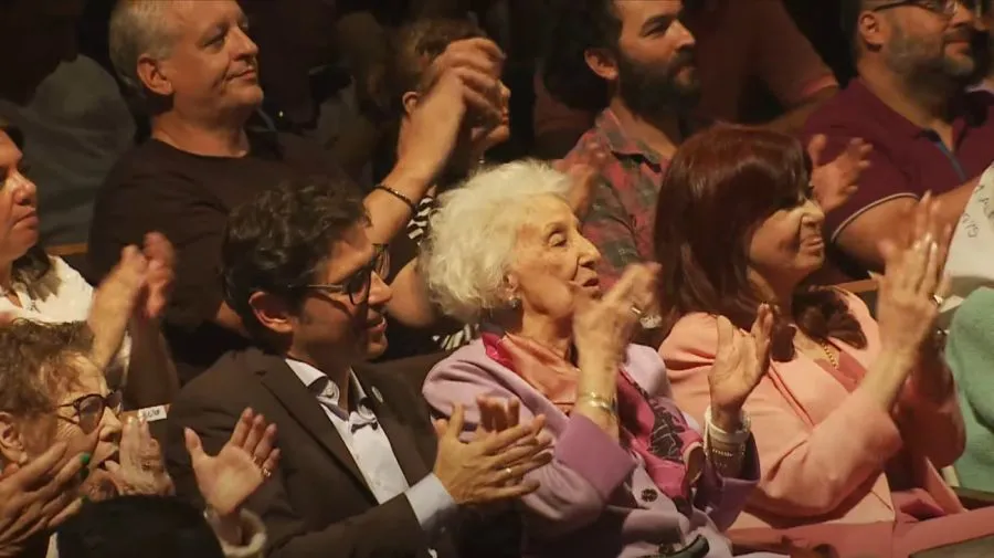 20241023-axel-kicillof-y-cristina-kirchner-en-el-acto-aniversario-de-las-abuelas-de-plaza-de-mayo-1897310