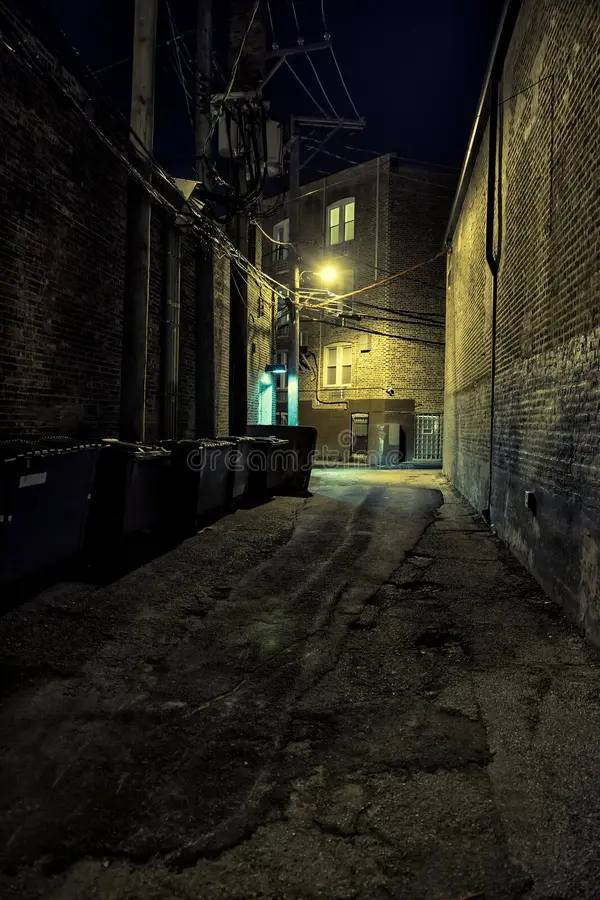 callejón-urbano-céntrico-oscuro-y-asustadizo-de-la-esquina-calle-ciudad-en-noche-130701710