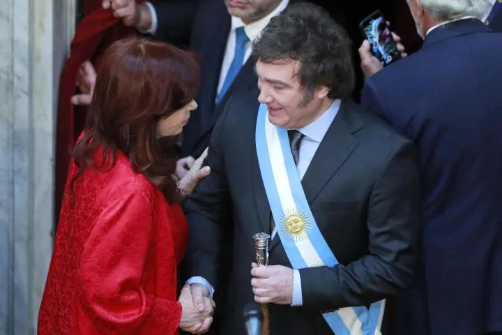 javier-milei-recien-elegido-para-ocupar-la-maxima-posicion-ejecutiva-de-argentina-es-saludado-por-la-vicepresidenta-saliente-de-argentina-cristina